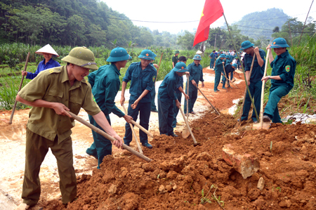 Lực lượng dân quân xã Cảm Nhân tham gia làm đường giao thông nông thôn.